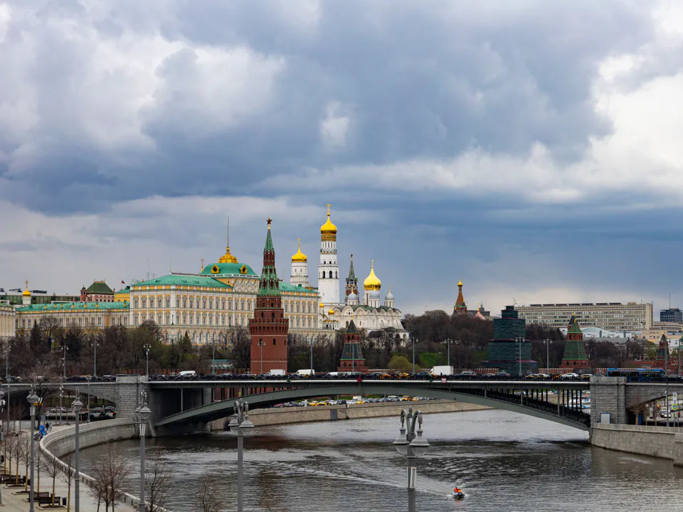 Кремль и Москва-река под драматичным небом